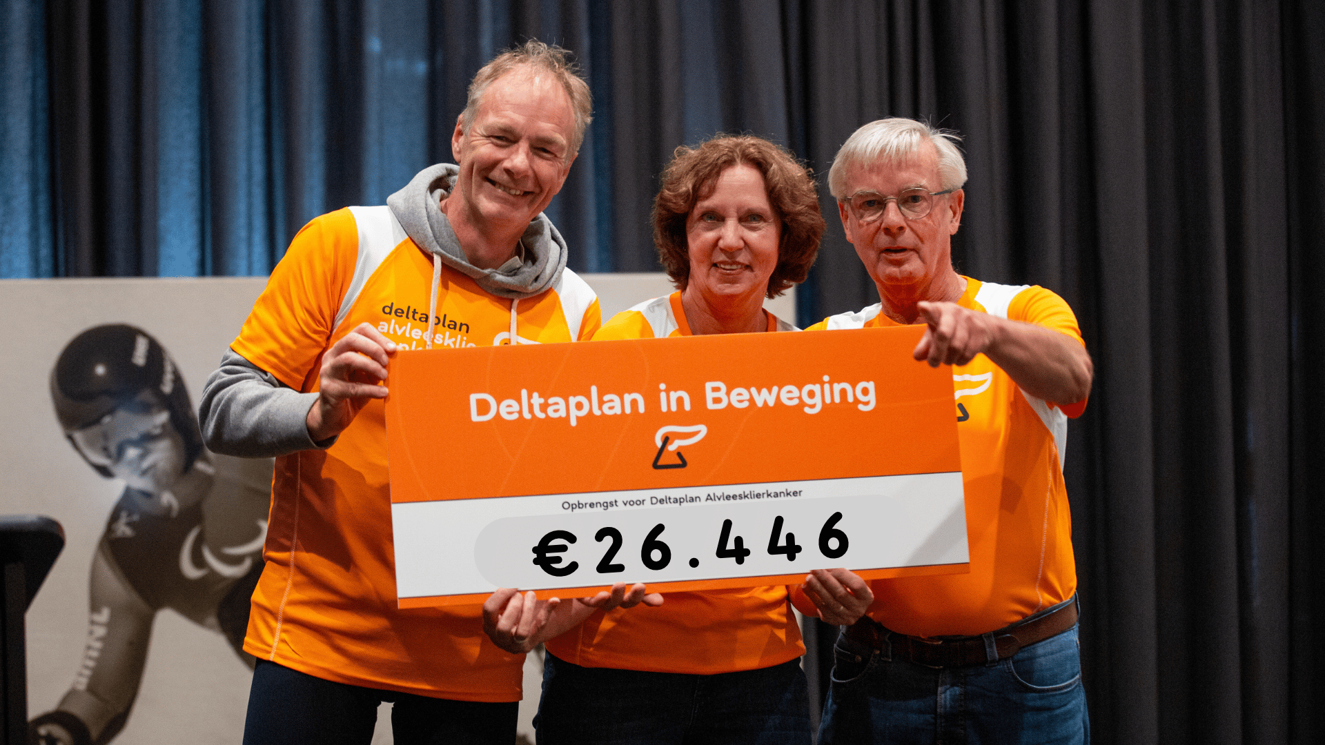 Deelnemers aan Deltaplan in Beweging met een cheque van € 26.446